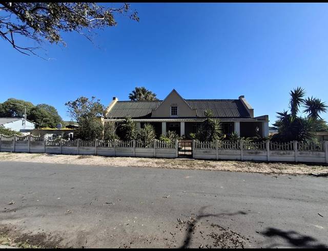 5 BEDROOM HOUSE FOR SALE IN STOMPNEUS BAY